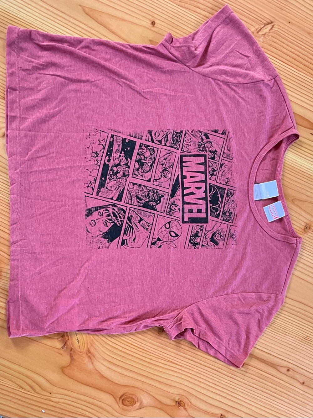Lole/Marvel Short Sleeve Graphic Cropped Tee in Dusty Red